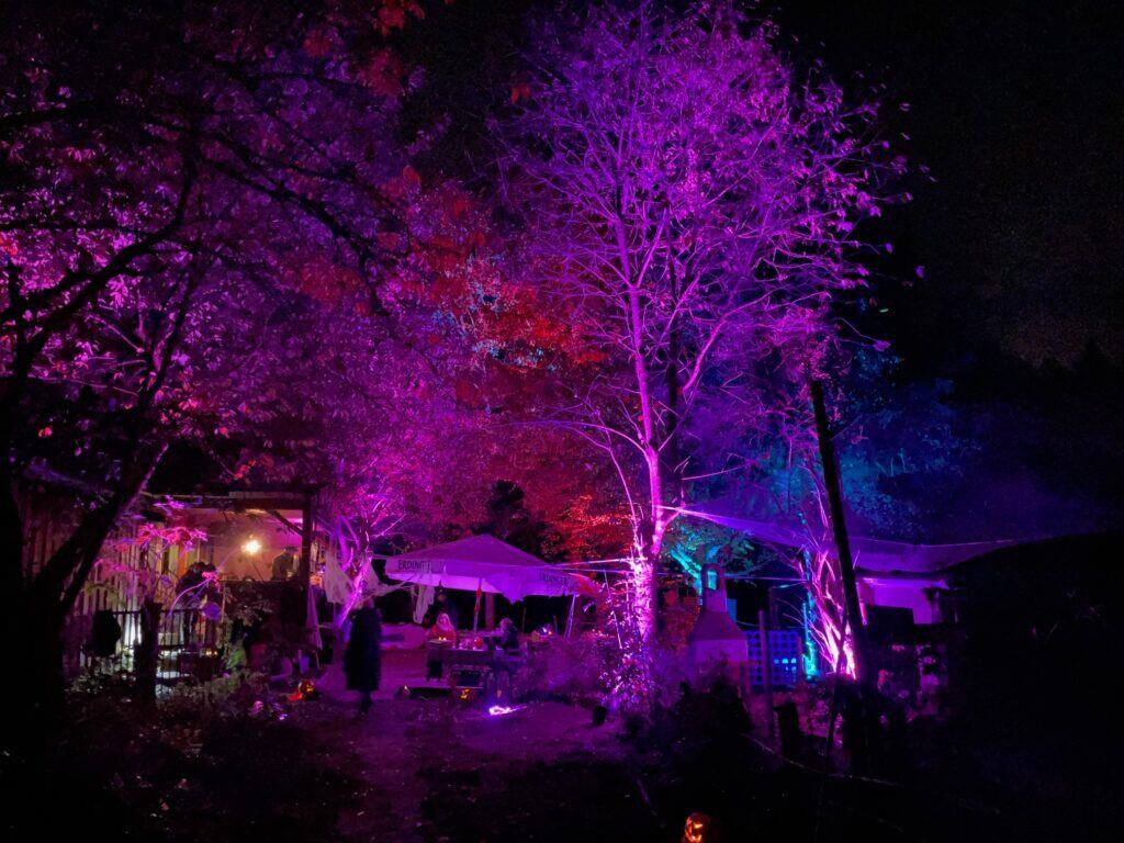 Eventlocation mit professioneller Licht- und Tontechnik während einer Abendveranstaltung.