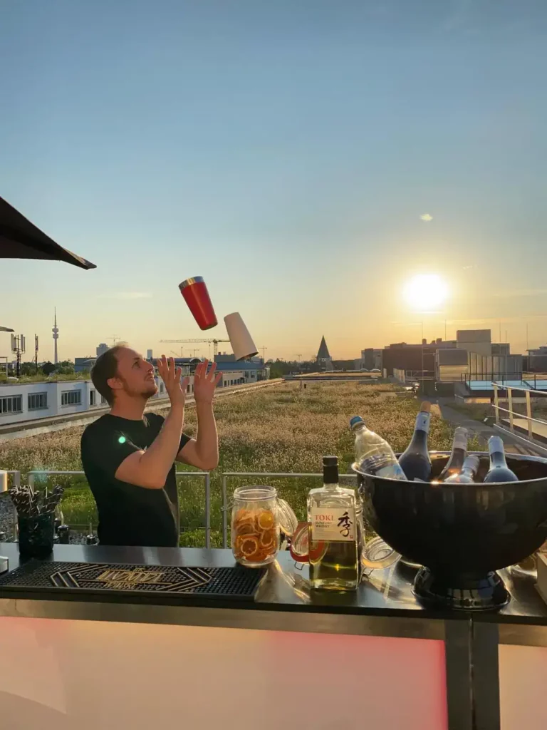 Barkeeper an mobiler Cocktailbar in München auf Sommerfest im Freien