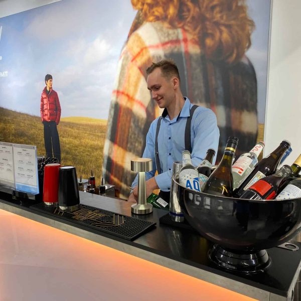 Barkeeper an der Theke
